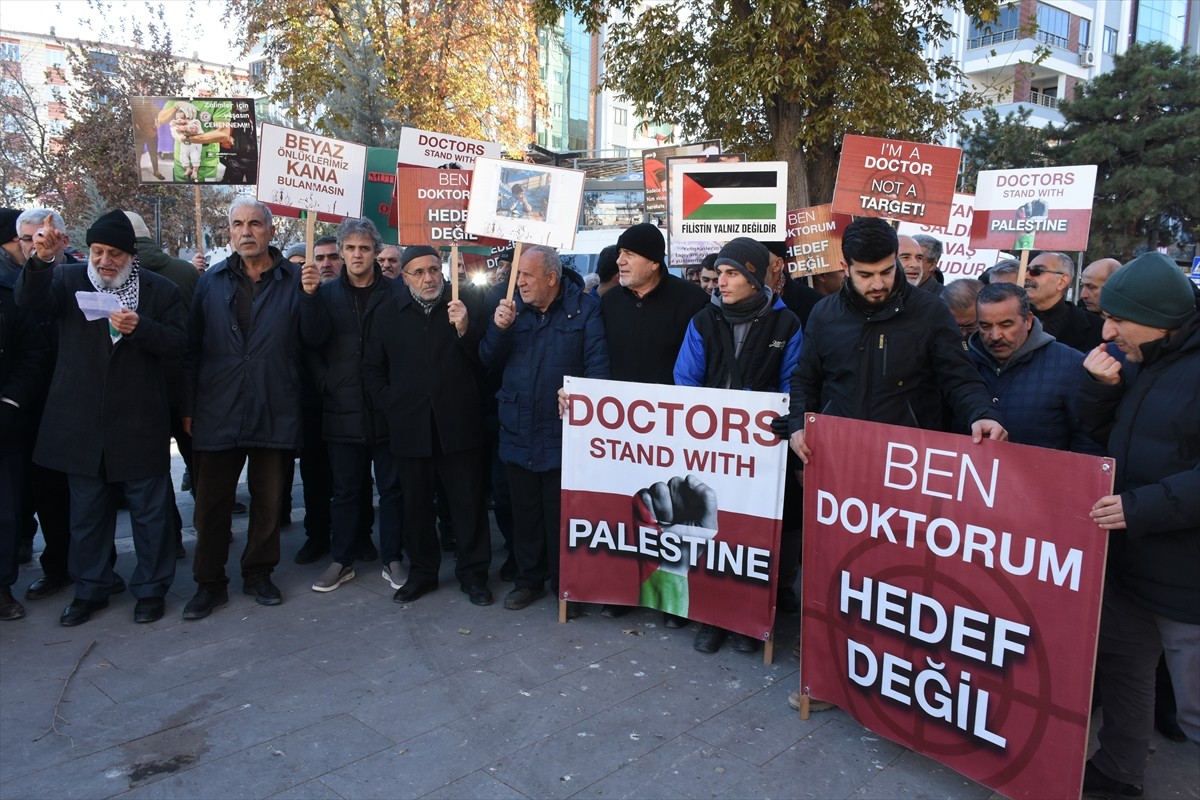 Malatya'da sağlık çalışanları, düzenledikleri yürüyüşle İsrail'in Filistin'e yönelik saldırılarını...