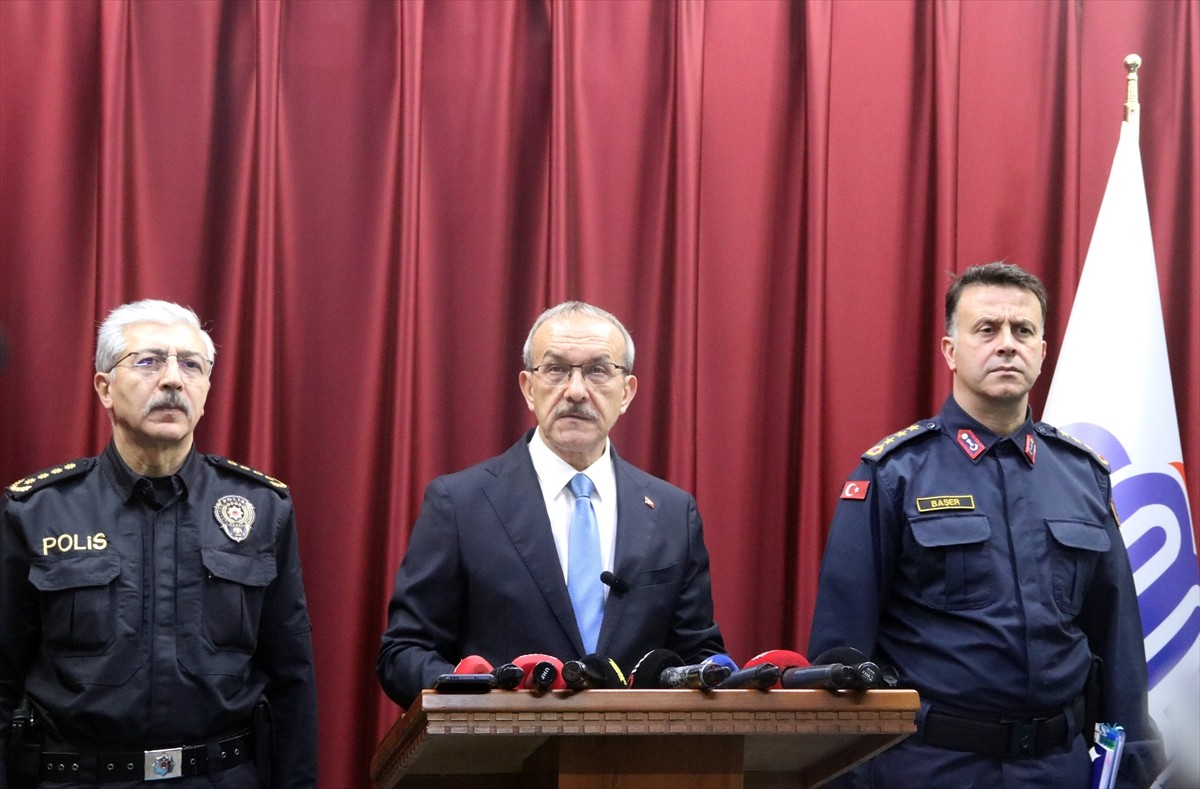 Malatya Valisi Seddar Yavuz (ortada), Valilik'te basın toplantısı düzenledi. Toplantıda İl Emniyet...