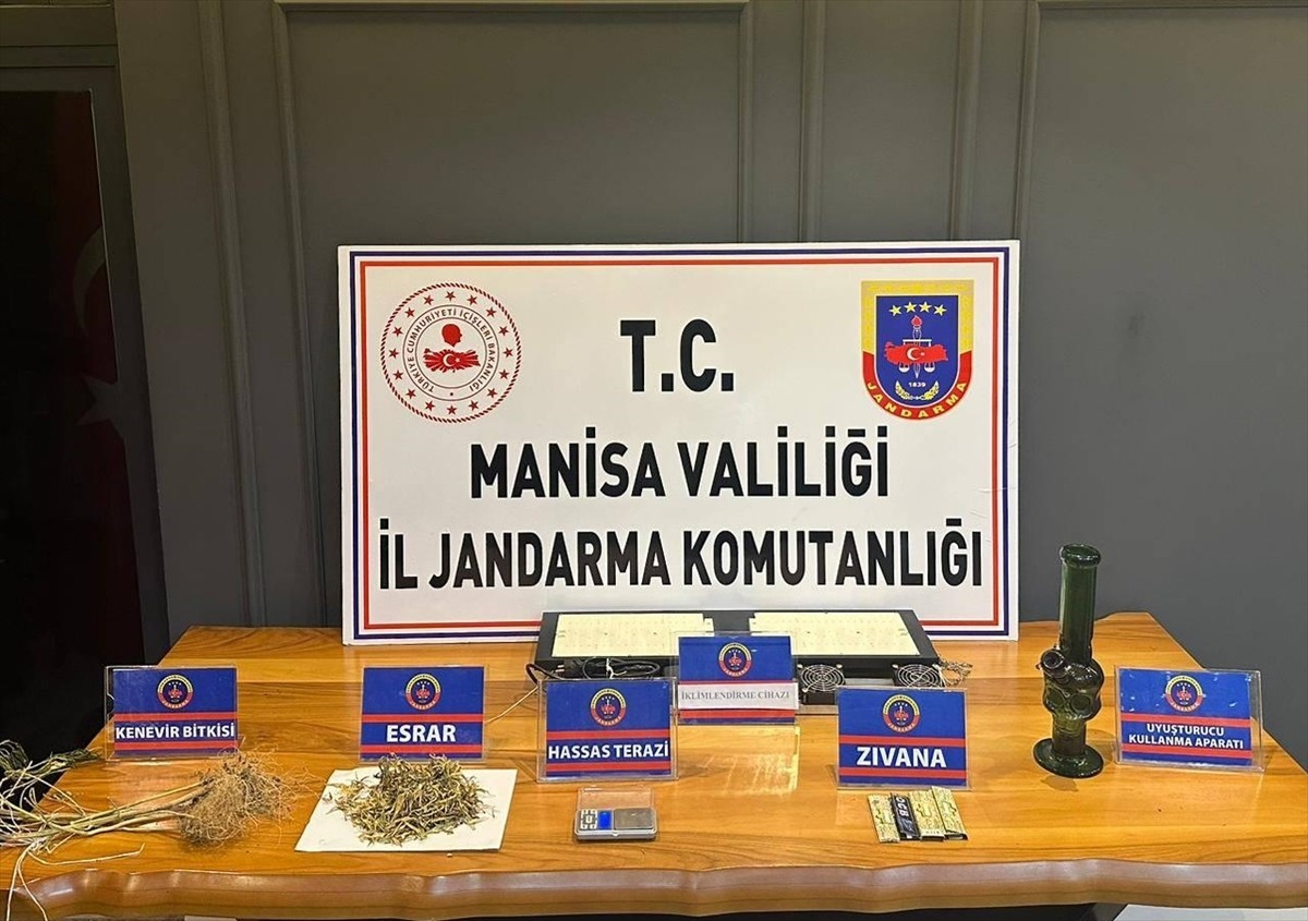 Manisa'nın Salihli ilçesinde, evine kurduğu iklimlendirme sistemiyle kenevir yetiştiren zanlı...