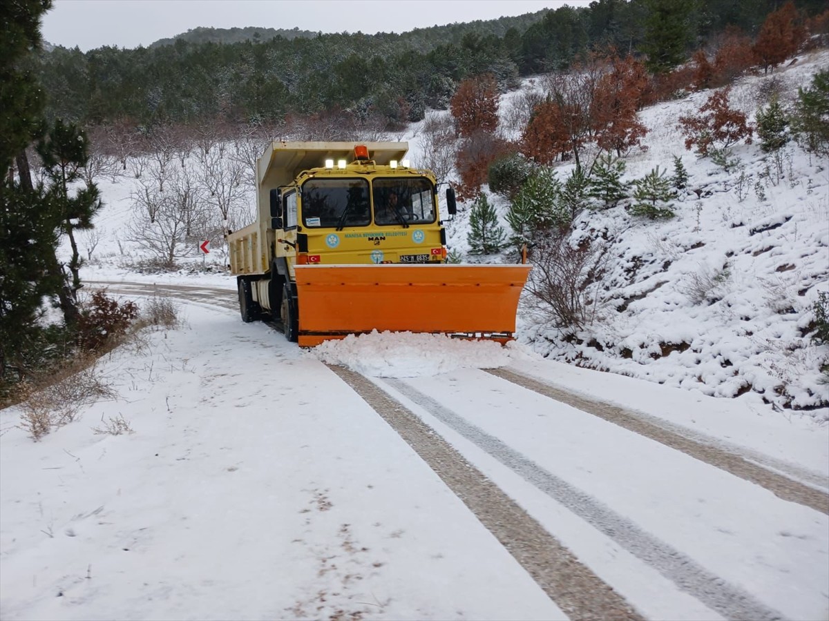 Manisa'nın yüksek kesimlerine kar yağdı. Spil Dağı ile Demirci, Turgutlu, Gördes, Alaşehir...