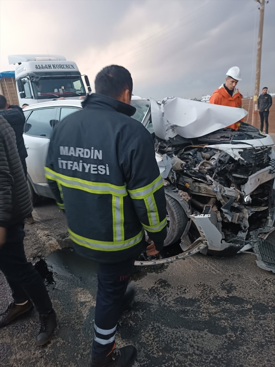 Mardin'in Kızıltepe ilçesinde öğrenci servisi ile cipin çarpışması sonucu 9'u öğrenci 11 kişi...