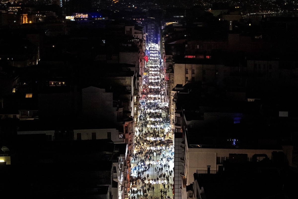 Megakentin en önemli buluşma noktalarından Taksim Meydanı ile İstiklal Caddesi'nde yeni yıla...