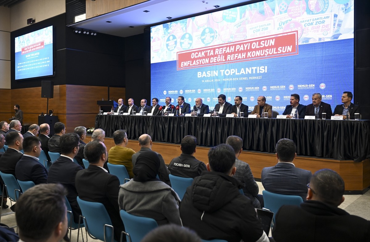 Memur Sendikaları Konfederasyonu (Memur-Sen) Genel Başkanı Ali Yalçın, Memur-Sen Genel Merkezinde...