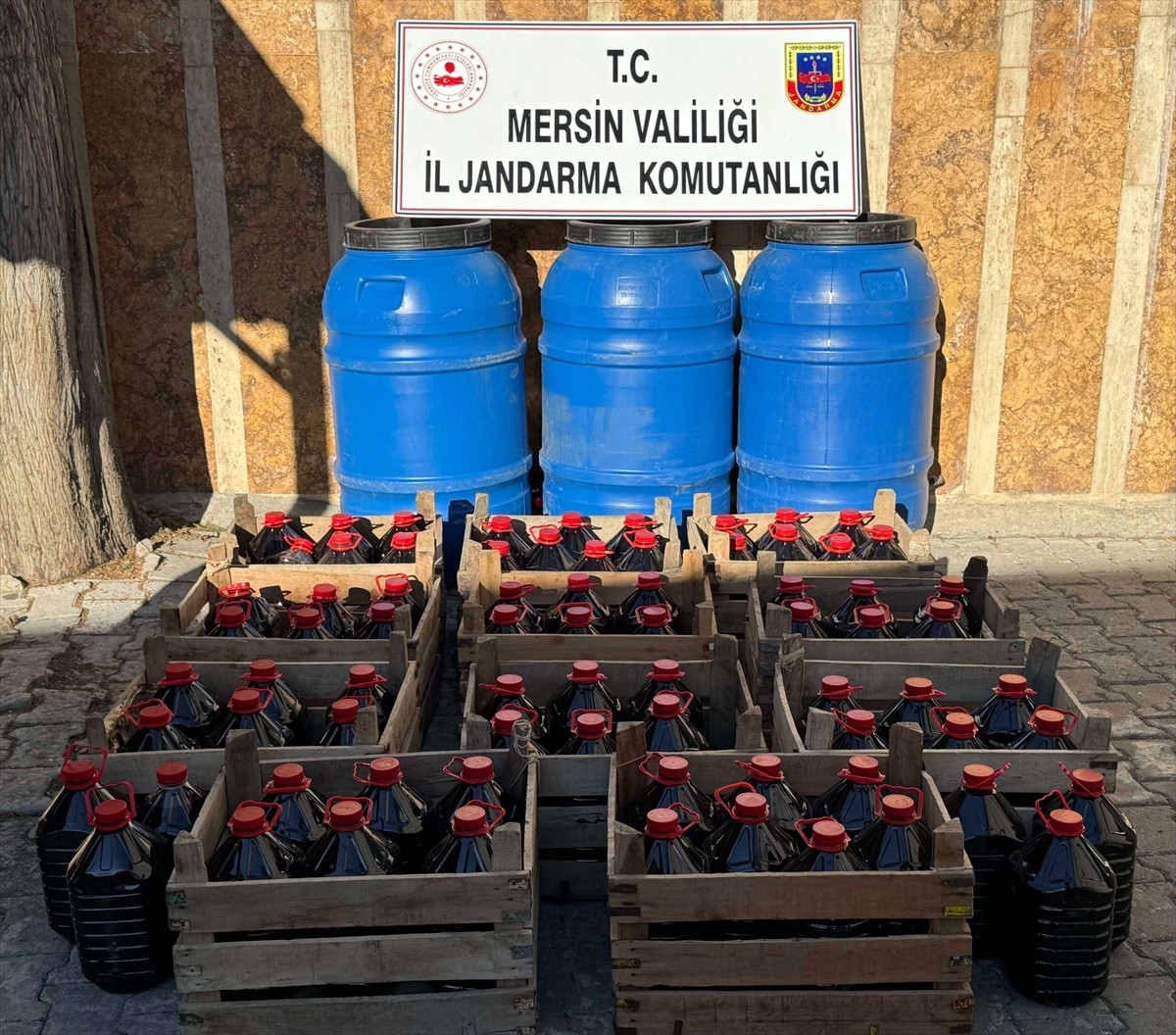 Mersin'de 2 bin 115 litre sahte içki ele geçirildi, 2 şüpheli gözaltına alındı.