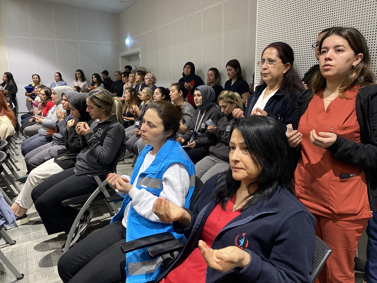 Mersin'de eski nişanlısı tarafından tabancayla öldürülen hemşire Ayşe Merve Sağ için görev yaptığı...