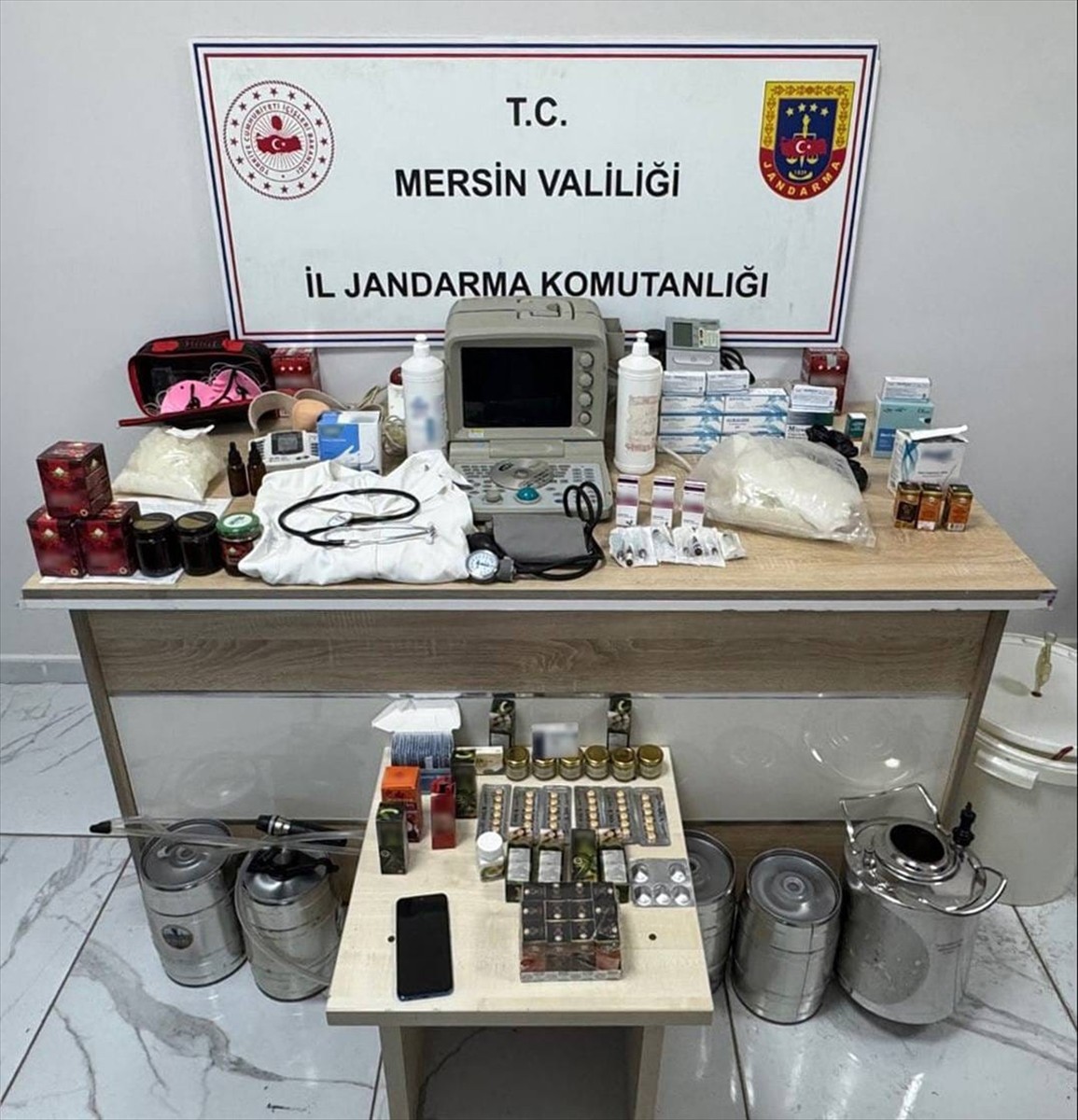 Mersin'de, mesleki yeterlilik belgesi olmadan hastaları muayene ettiği belirlenen yabancı uyruklu...