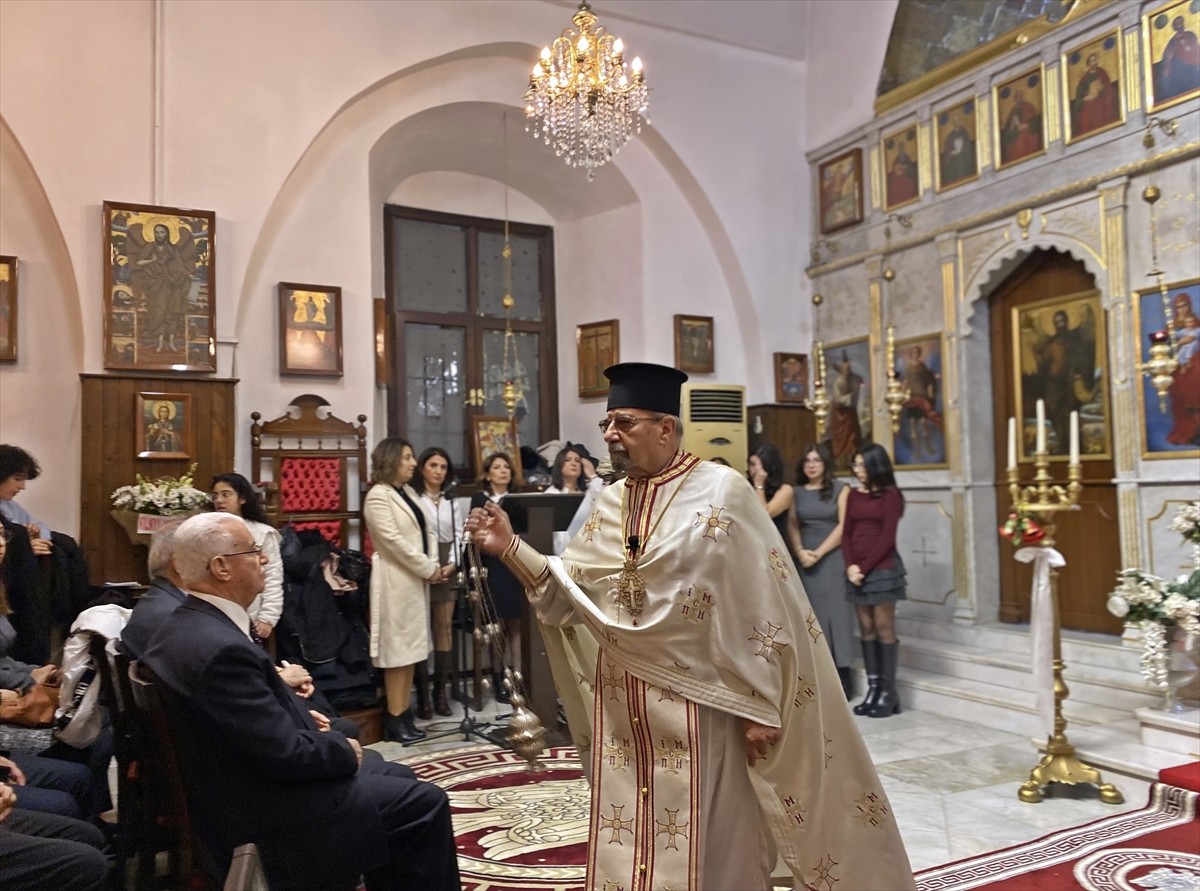 Mersin'in Akdeniz ilçesindeki Rum Ortodoks Kilisesi'nde Noel dolayısıyla ayin düzenlendi.