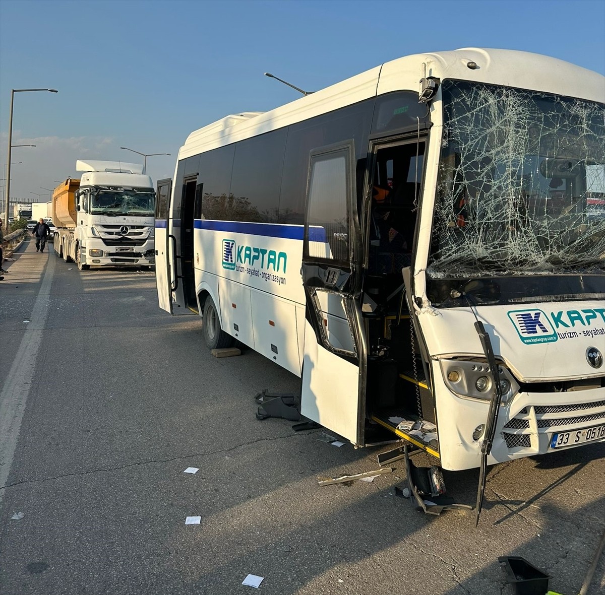 Mersin'in Tarsus ilçesinde 3 aracın karıştığı zincirleme trafik kazasında servis midibüsündeki 5...