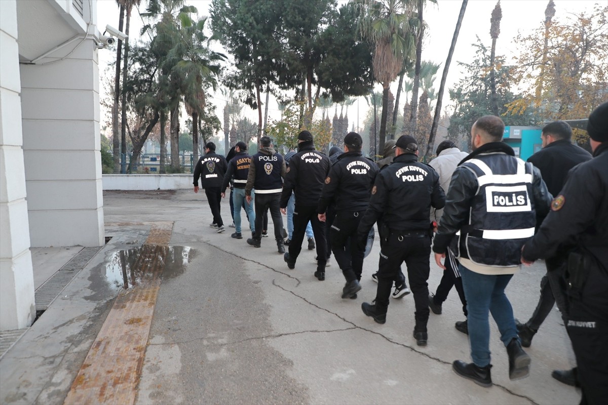 Mersin merkezli 3 ilde düzenlenen fuhuş operasyonlarında gözaltına alınan 18 şüpheliden 16'sı...