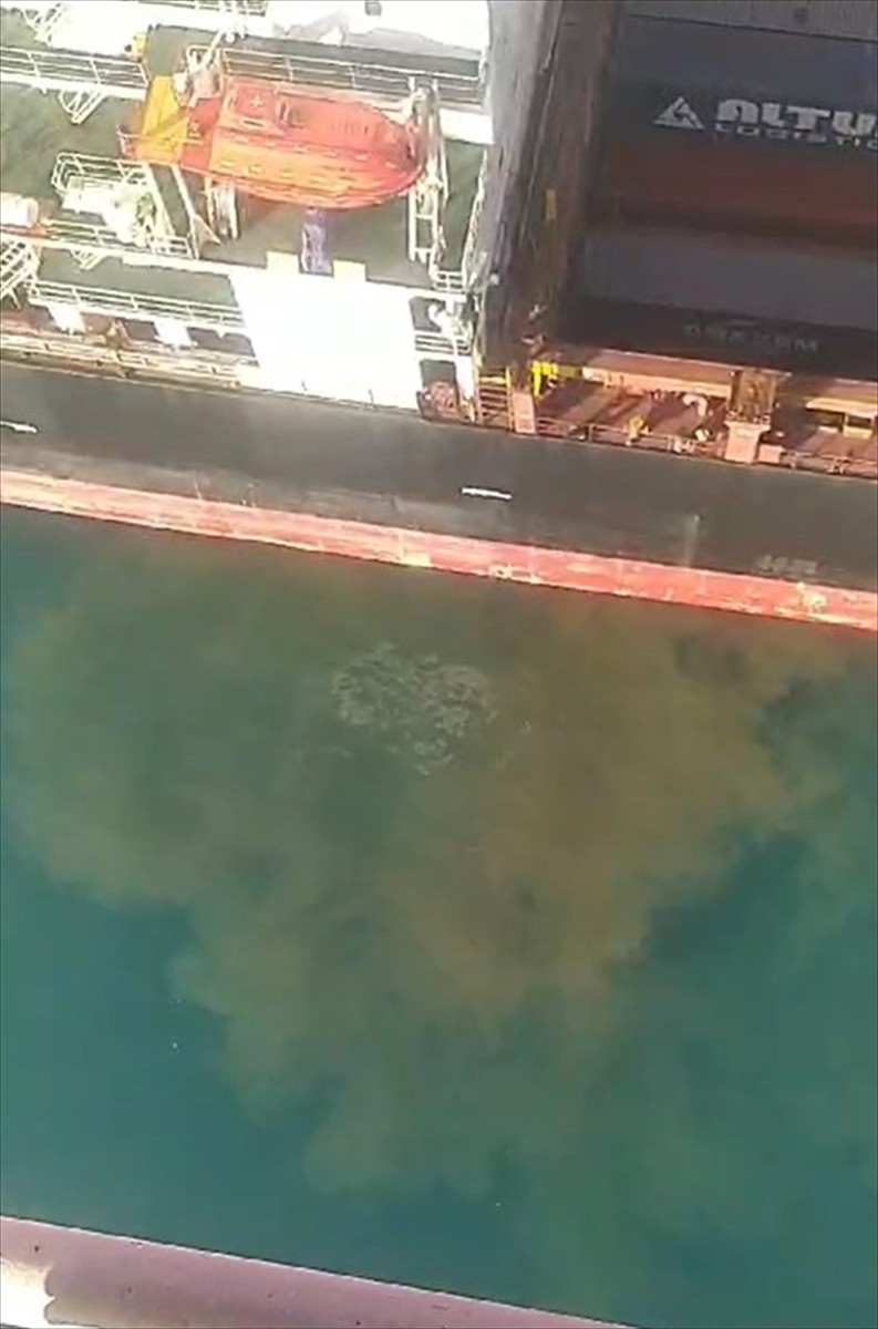 Mersin Uluslararası Limanı'nda, paslı ve yağlı su bırakarak denizi kirlettiği tespit edilen gemiye...