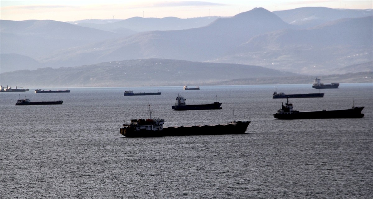 Meteoroloji Genel Müdürlüğü tarafından yapılan fırtına uyarısı üzerine, Karadeniz'de uluslararası...
