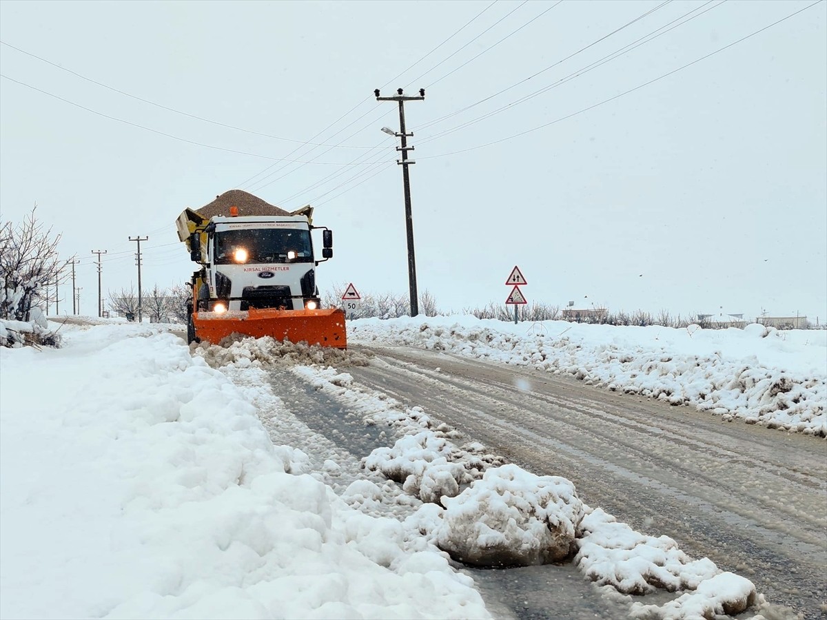 Meteoroloji Genel Müdürlüğünün "turuncu" kod ile uyardığı Antalya'da ekipler, kentin yüksek...
