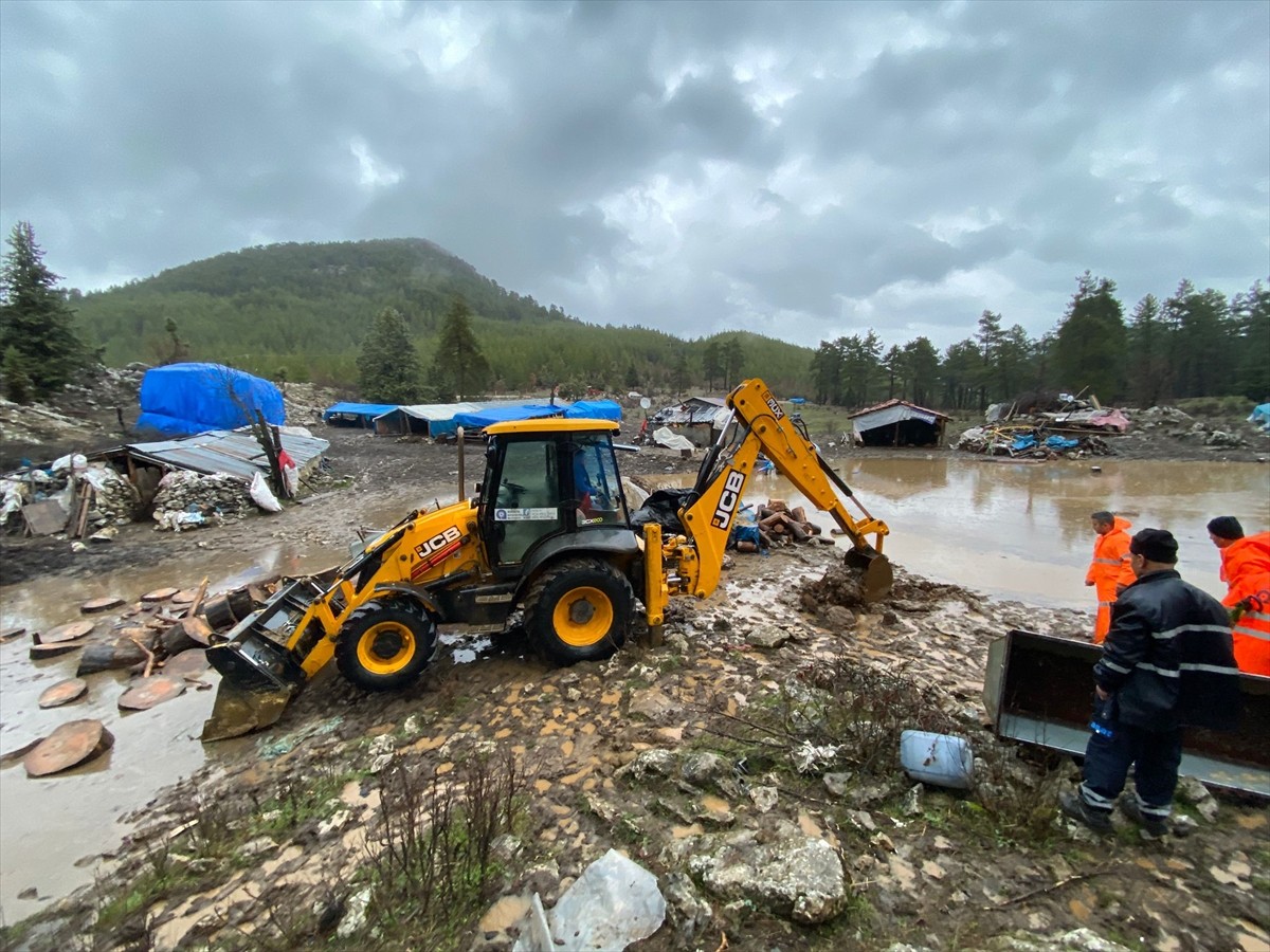 Meteoroloji Genel Müdürlüğünün "turuncu" kod ile uyardığı Antalya'da ekipler, kentin yüksek...