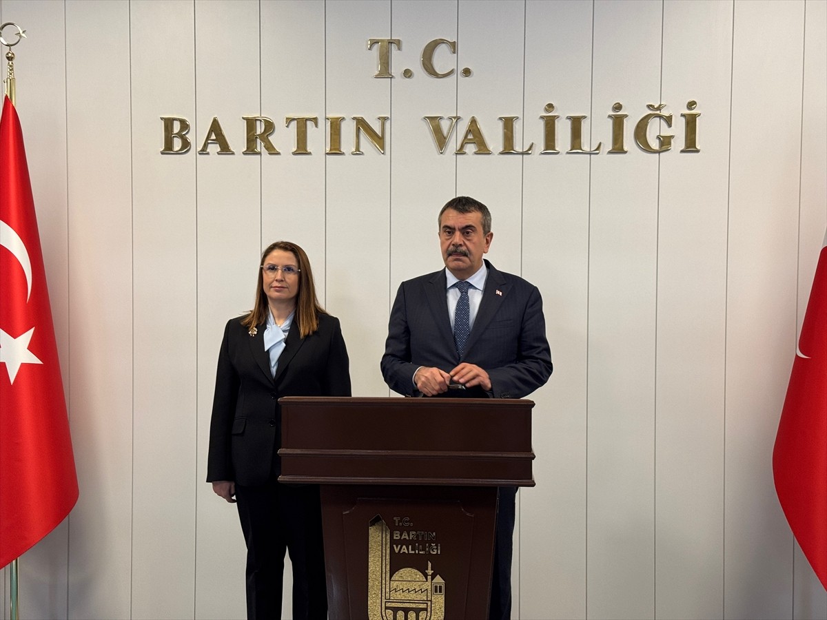 Milli Eğitim Bakanı Yusuf Tekin, temaslarda bulunmak üzere kente geldiği Bartın'da Valiliği...