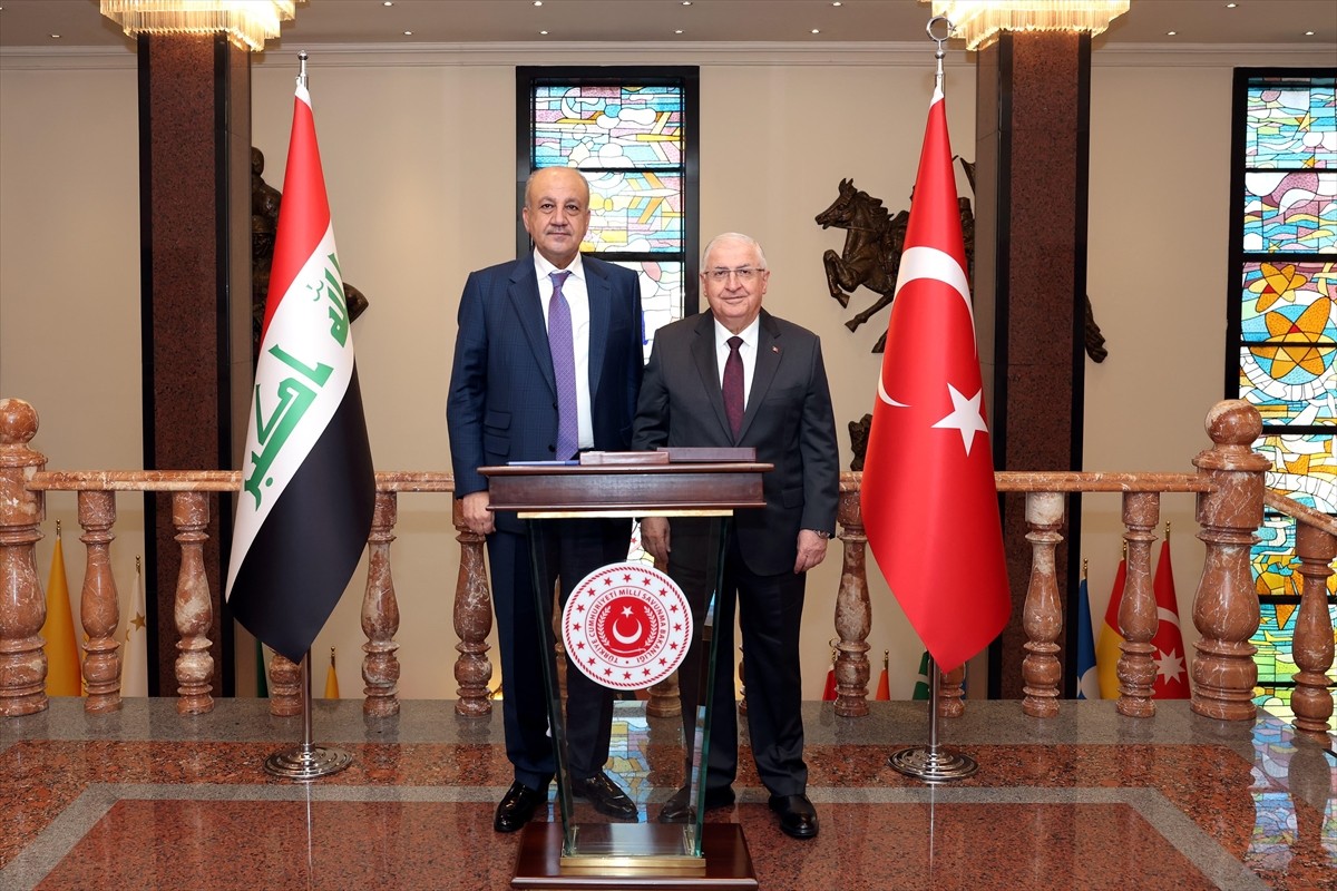 Milli Savunma Bakanı Yaşar Güler, Ankara'ya ziyaret gerçekleştiren Irak Savunma Bakanı Sabit...