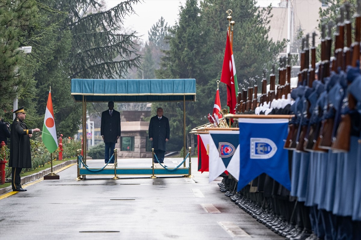 Milli Savunma Bakanı Yaşar Güler (sağda), Nijer Savunma Bakanı Korgeneral Salifou Mody (solda) ile...