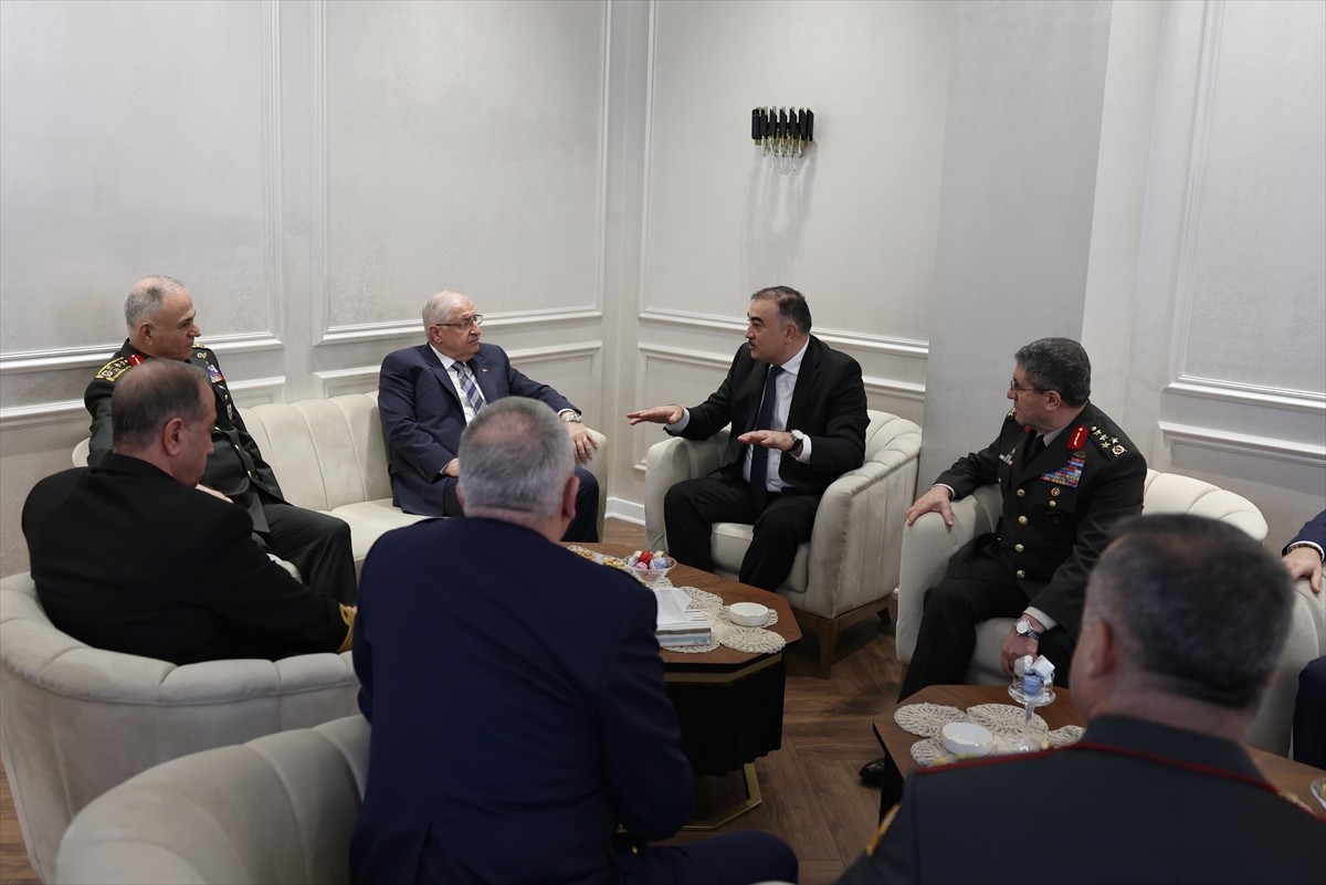 Milli Savunma Bakanı Yaşar Güler (solda) ve beraberindeki TSK Komuta Kademesi, Azerbaycan Hava...