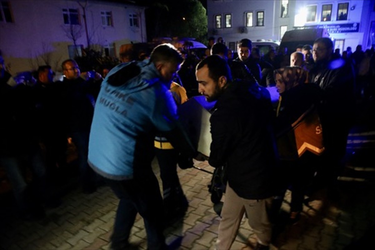 Muğla'da ambulans helikopterin hastane binasına çarpıp düşmesi sonucu hayatını kaybeden 4 kişinin...