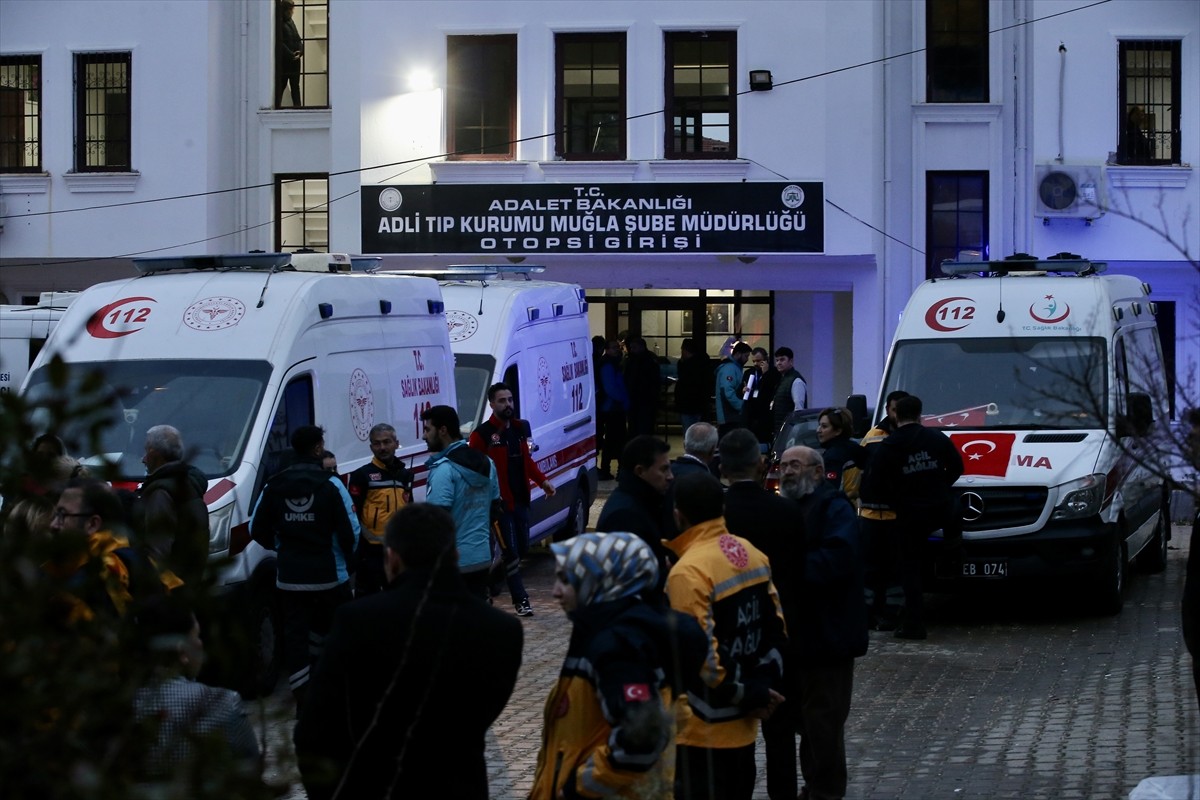 Muğla'da ambulans helikopterin hastane binasına çarpıp düşmesi sonucu hayatını kaybeden 4 kişinin...