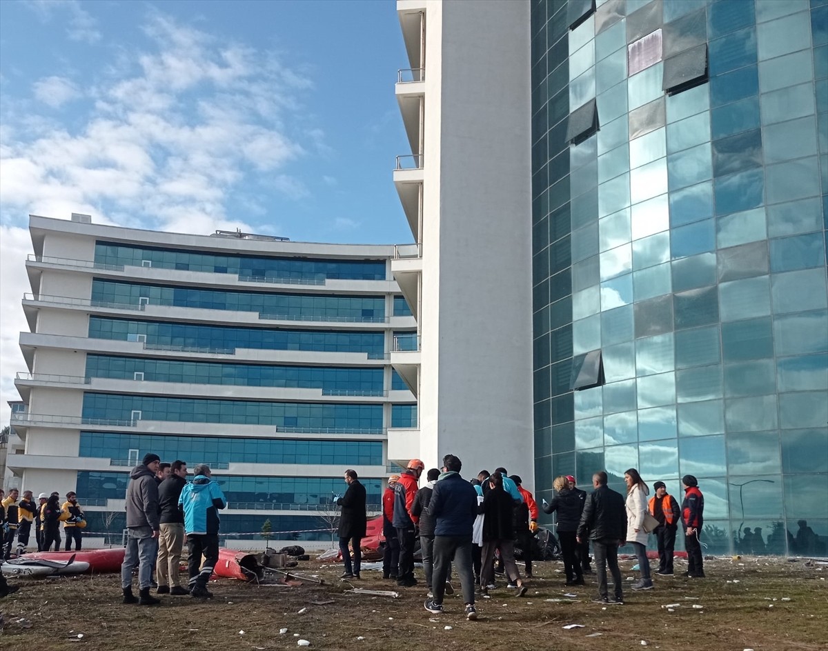  Muğla'da Eğitim ve Araştırma Hastanesine çarpan helikopter, boş alana düştü.