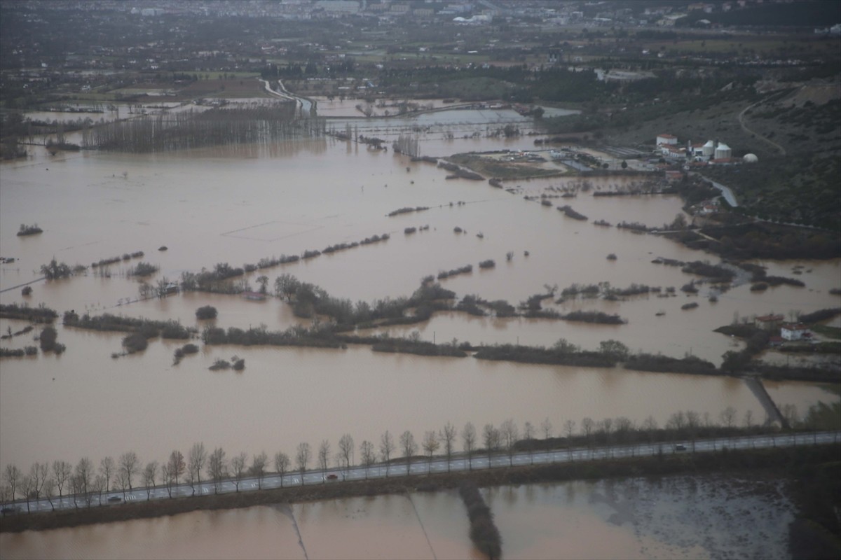 Muğla'da etkili olan sağanak nedeniyle tarım arazileri sular altında kaldı. Merkez ilçe...