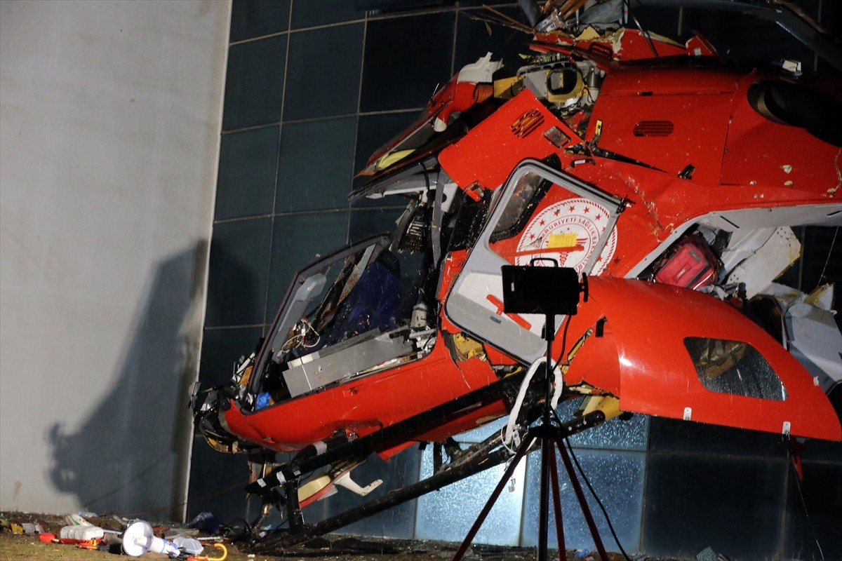 Muğla'da hastaneye çarparak düşen helikopterin enkazı, kaza kırım ekibinin çalışmasının ardından...