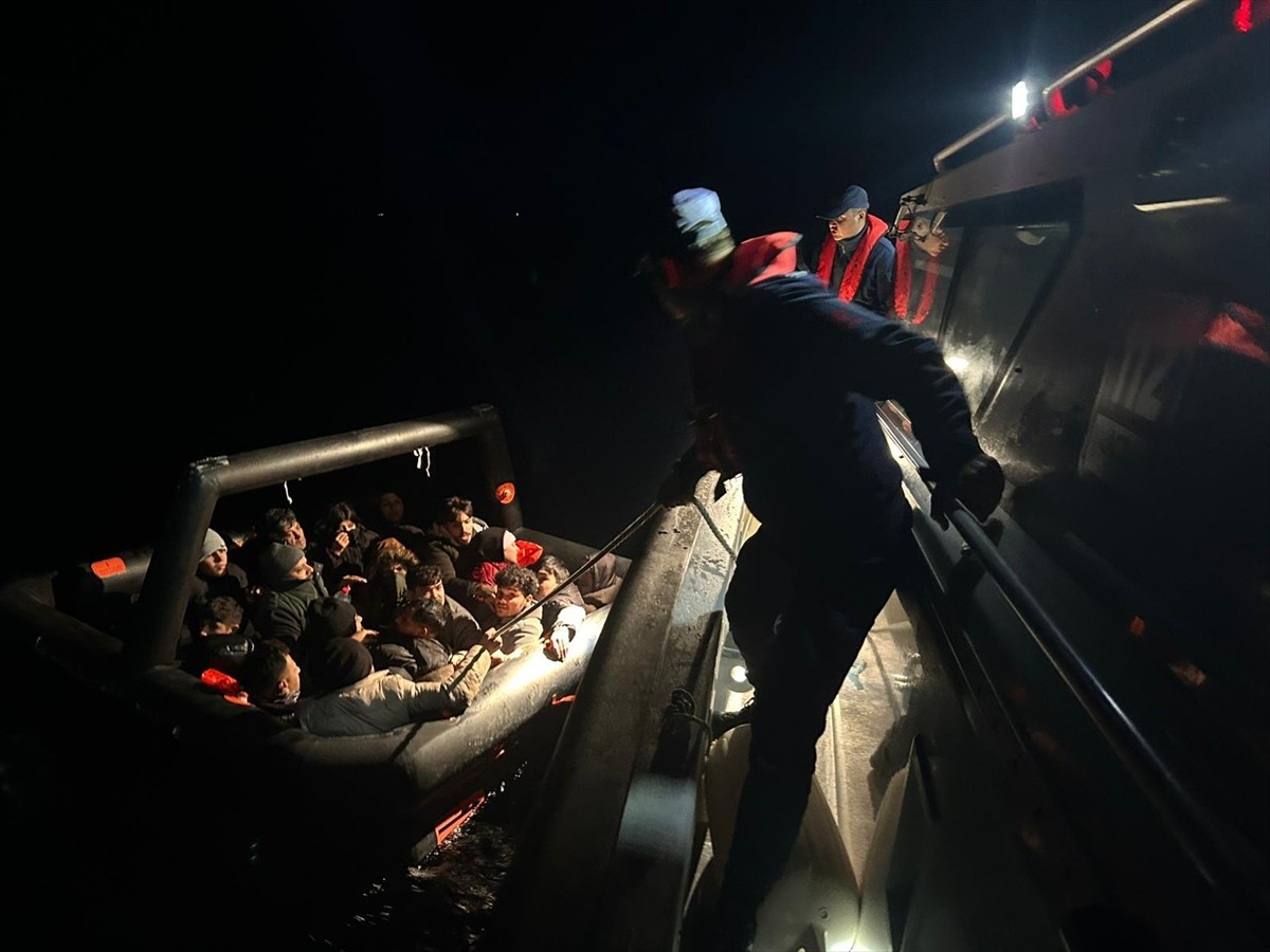 Muğla'nın Bodrum ilçesi açıklarında 21 düzensiz göçmen kurtarıldı.