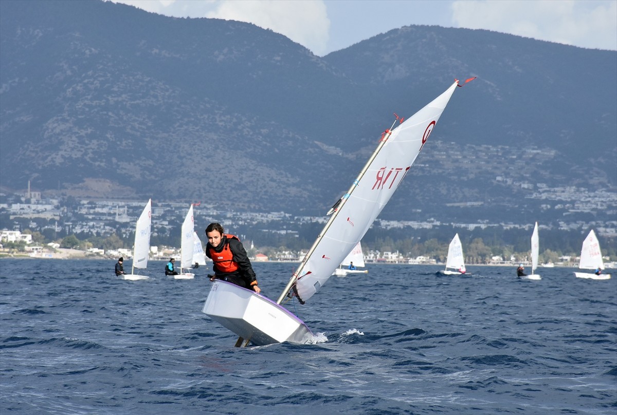 Muğla'nın Bodrum ilçesinde düzenlenen Yosun Cup Yelken Yarışları ödül töreniyle tamamlandı. Era...