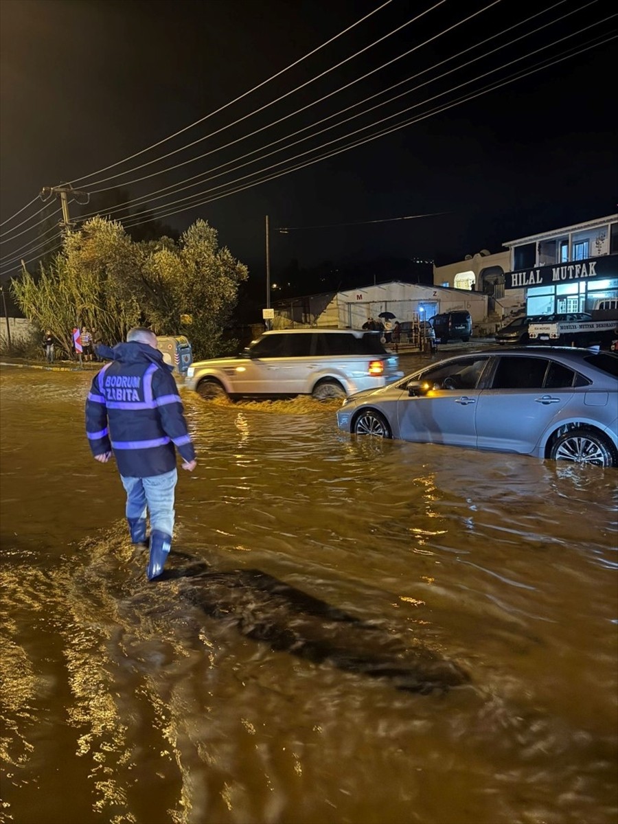 Muğla'nın Bodrum ilçesinde etkili olan sağanak sonucu evleri su bastı, bazı araçlar yolda kalırken...