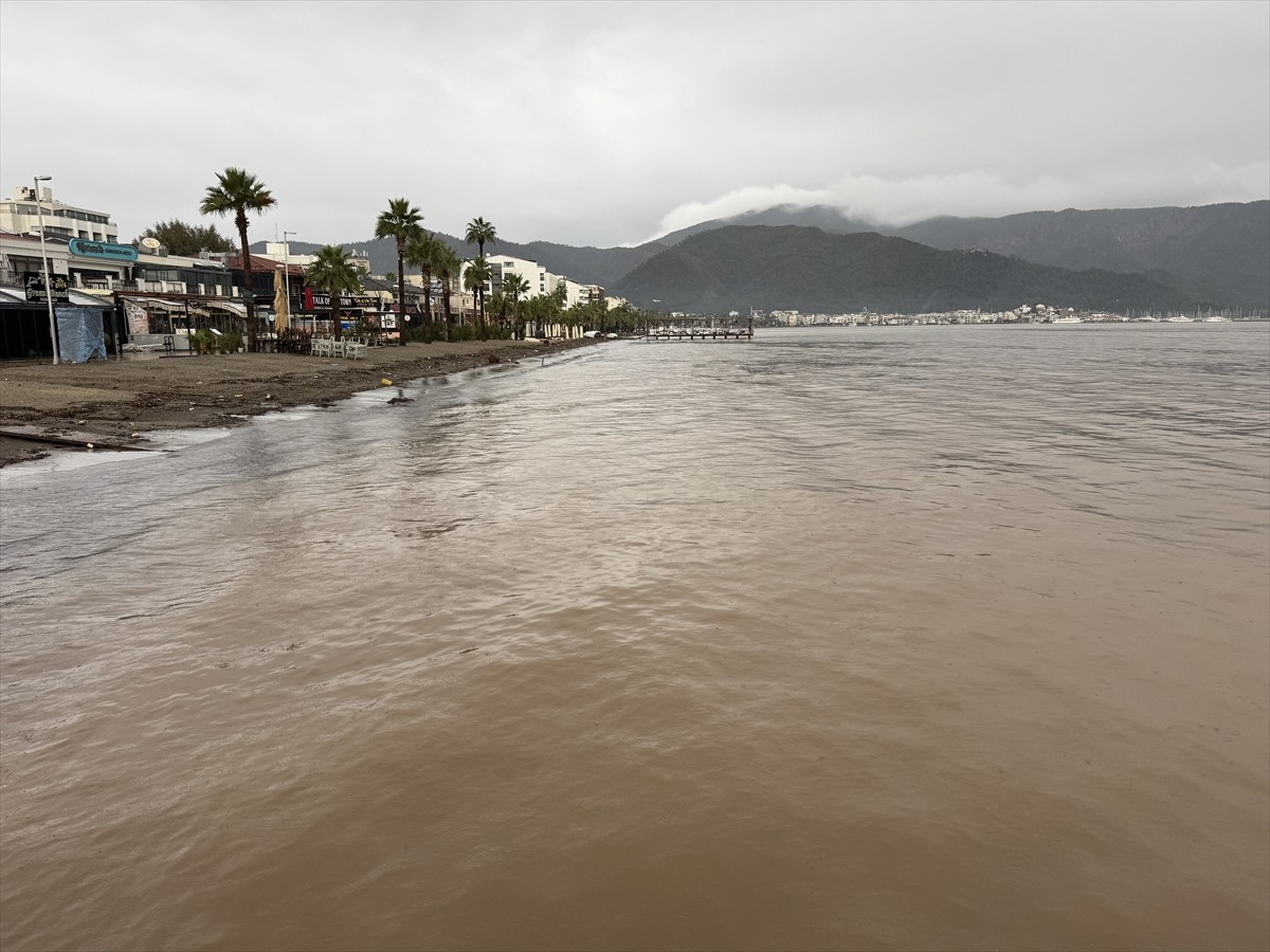 Muğla'nın kent merkezi ve kıyı ilçelerinde sağanak etkili oldu. Ortaca Yerbelen Mahallesi'nde...