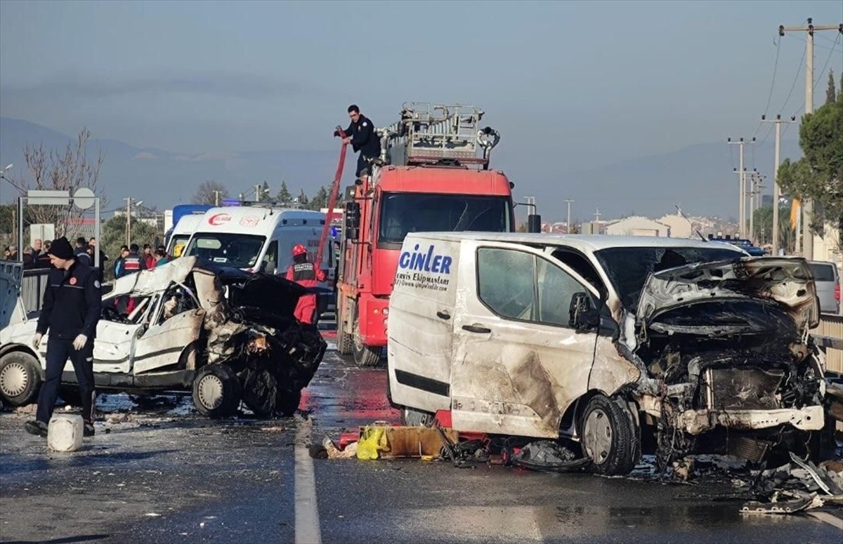 Muğla'nın Menteşe ilçesinde 4 aracın karıştığı zincirleme trafik kazasında 7 kişi yaralandı. Kaza...