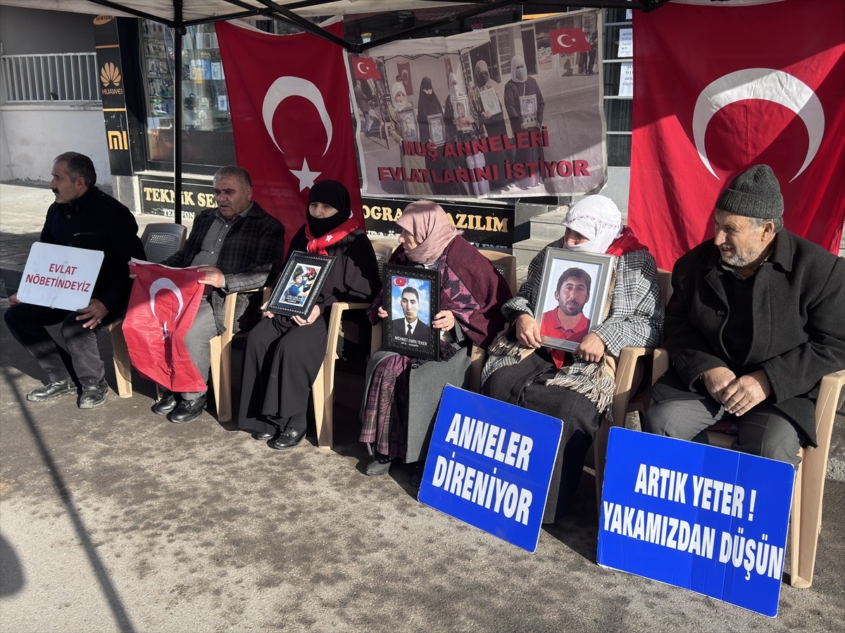 Muş'ta çocukları terör örgütü PKK tarafından kaçırılan aileler, DEM Parti İl Başkanlığı binası...