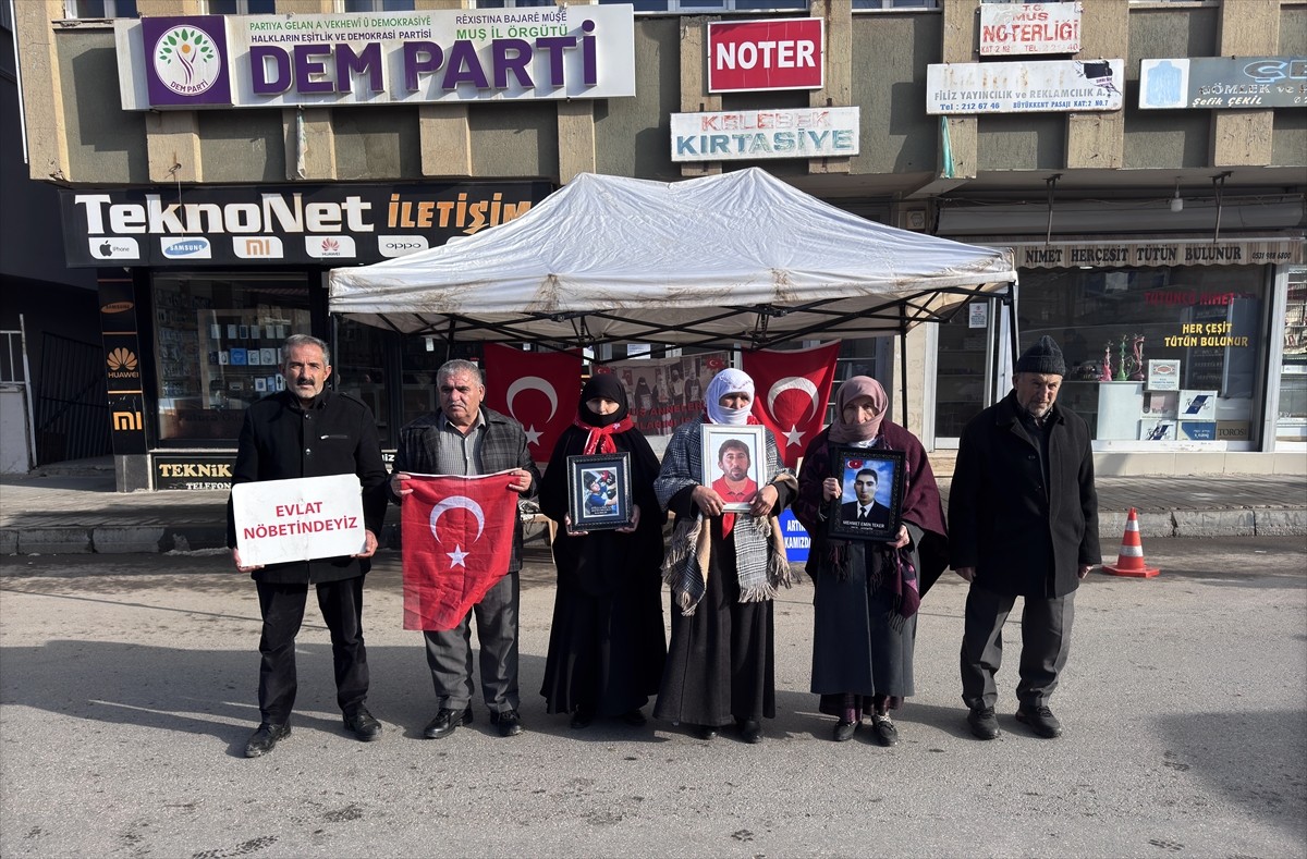 Muş'ta çocukları terör örgütü PKK tarafından kaçırılan aileler, DEM Parti İl Başkanlığı binası...