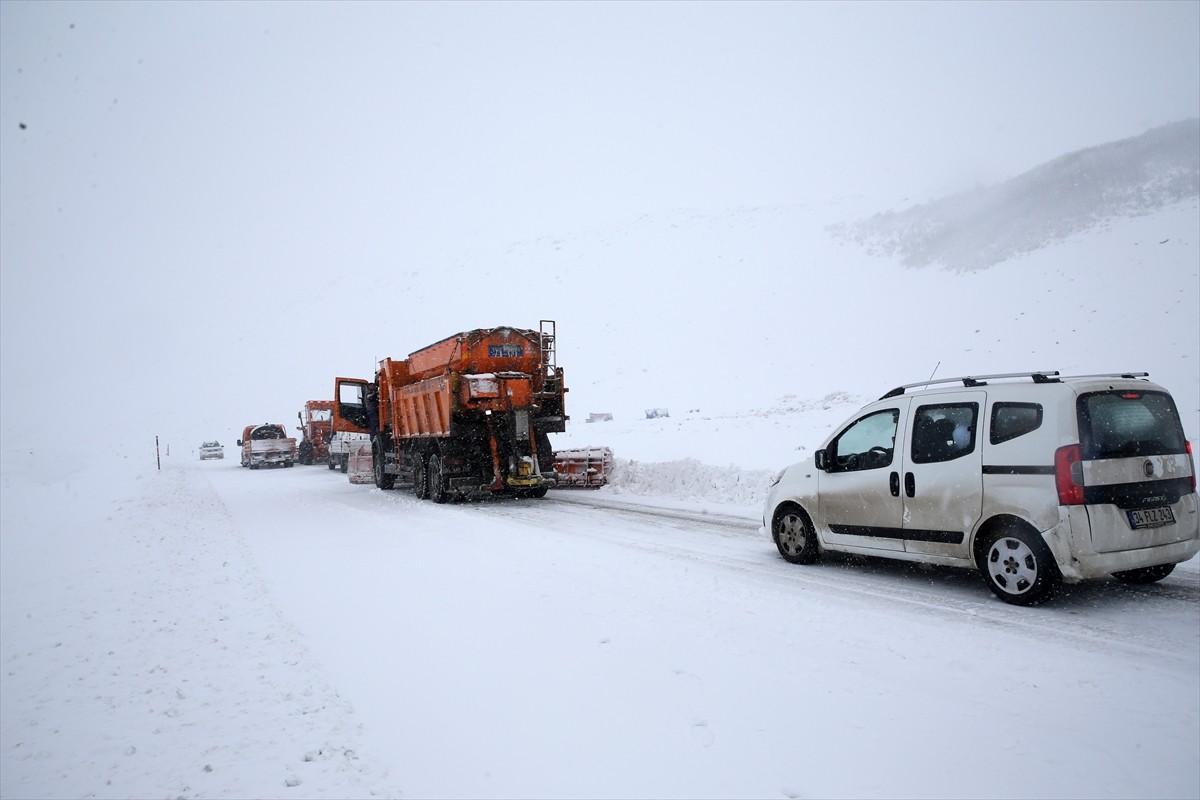 Muş'ta yoğun kar ve tipi nedeniyle Muş-Kulp kara yolunda mahsur kalan 10 araçtaki yaklaşık 50 kişi...