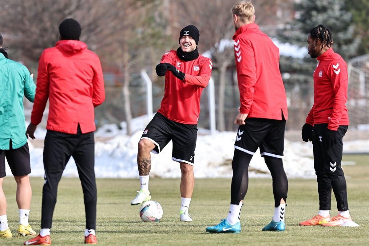 Net Global Sivasspor, Trendyol Süper Lig'in 15. haftasında evinde Galatasaray ile oynayacağı maçın...