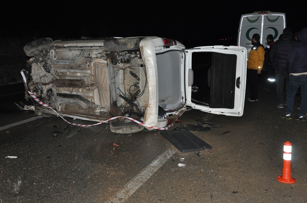 Nevşehir'in Avanos ilçesinde hafif ticari aracın devrilmesi sonucu 1 kişi öldü, 1 kişi yaralandı....