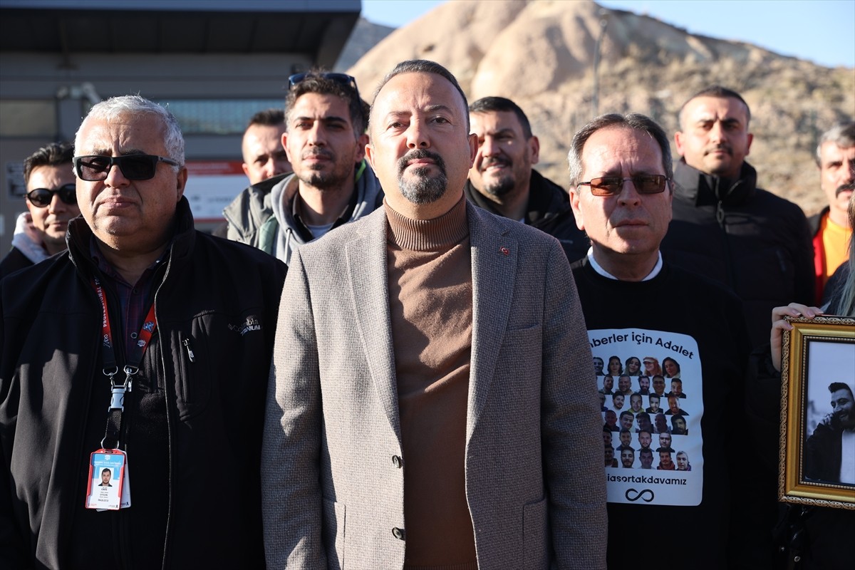 Nevşehir Rehberler Odası (NERO) üyesi bazı rehberler, ellerinde depremde hayatını kaybeden...