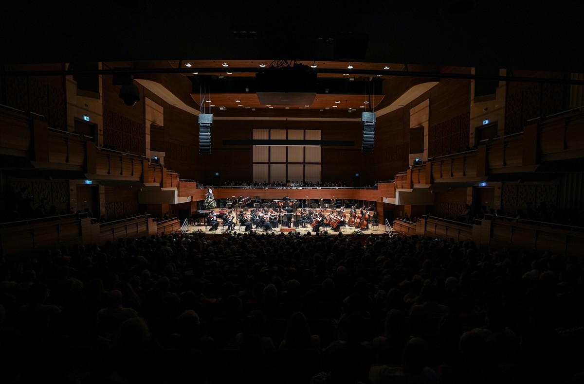 Olten Filarmoni Orkestrası, yeni yıl etkinlikleri kapsamında İzmir'de sahne aldı. Ahmet Adnan...