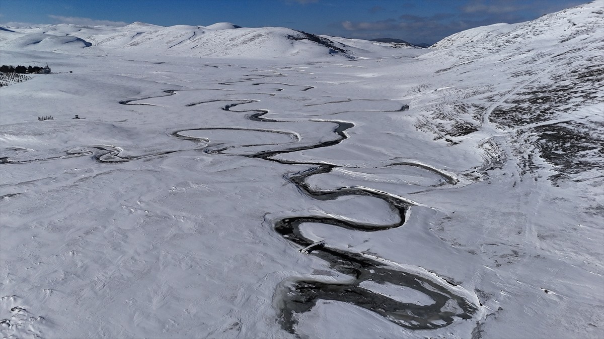Ordu'nun Aybastı ilçesinde menderesleriyle ünlü Perşembe Yaylası, karın ardından ziyaretçilerine...