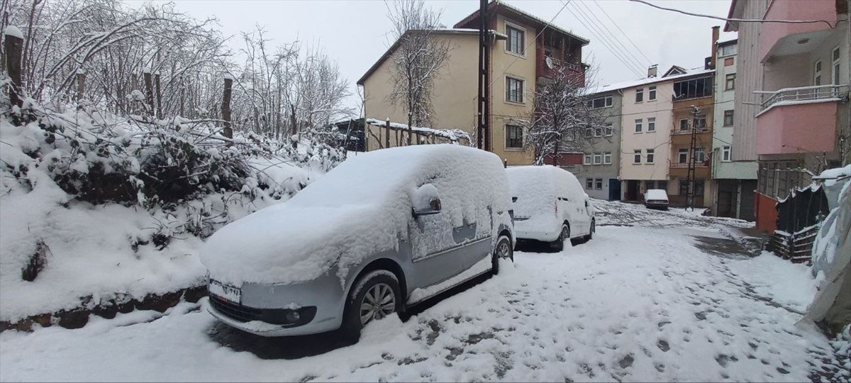 Ordu'nun Gölköy ilçesinde etkisini olan kar yağışı sonrası ilçe beyaza büründü.