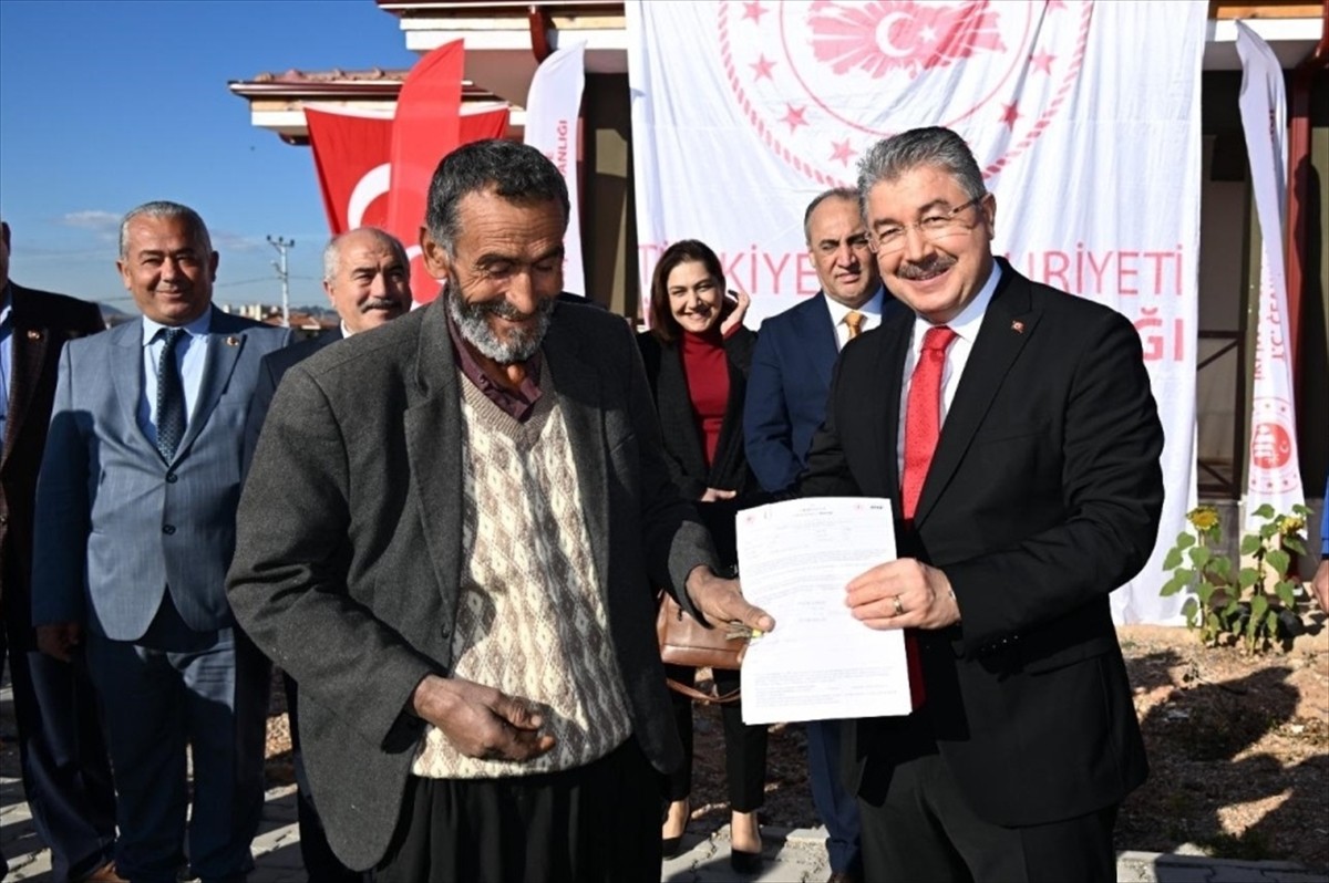 Osmaniye'de yapımı tamamlanan 20 köy evinin anahtarı, 6 Şubat 2023'teki depremlerden etkilenen hak...