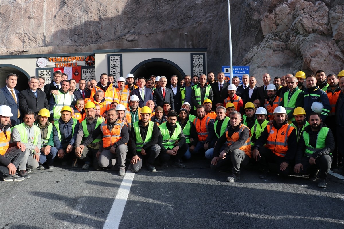 Programlara katılmak üzere Hakkari'ye gelen Ulaştırma ve Altyapı Bakanı Abdulkadir Uraloğlu...
