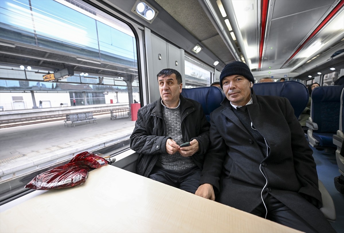 "Turistik Tuz Ekspresi Engelleri Kaldırmak İçin Sefere Çıkıyor Projesi" treni, Ankara Gar'dan...