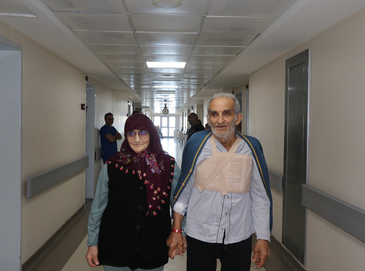 Rize'de, 65 yaşındaki Müsayet Okumuş (solda) ve 70 yaşındaki ağabeyi Ordigan Özgen (sağ 2) aynı...