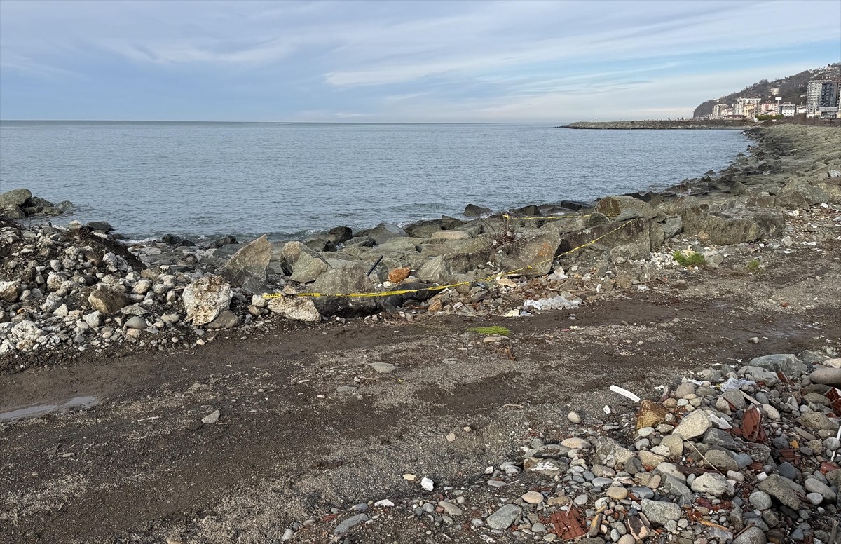 Rize'nin Çayeli ilçesinde sahilde patlamamış mühimmat bulundu. Bölgede, polis ekipleri güvenlik...
