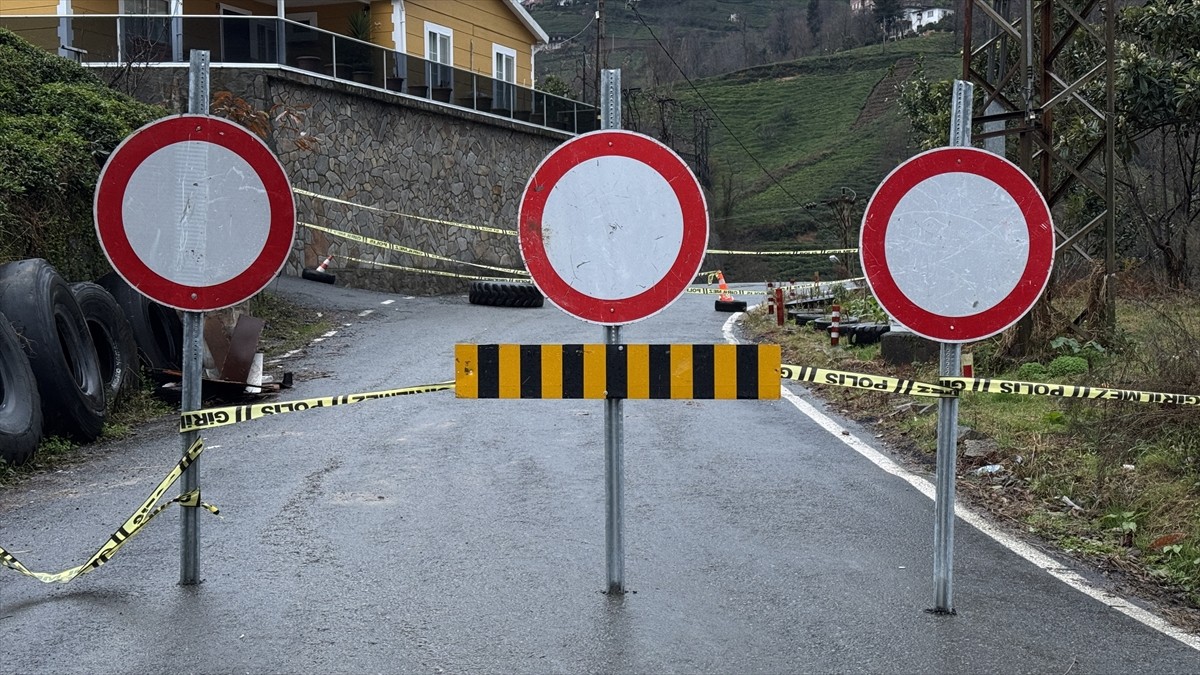 Rize'nin Derepazarı ilçesinde yağışın ardından oluşan heyelan nedeniyle bir mahalle yolu ulaşıma...