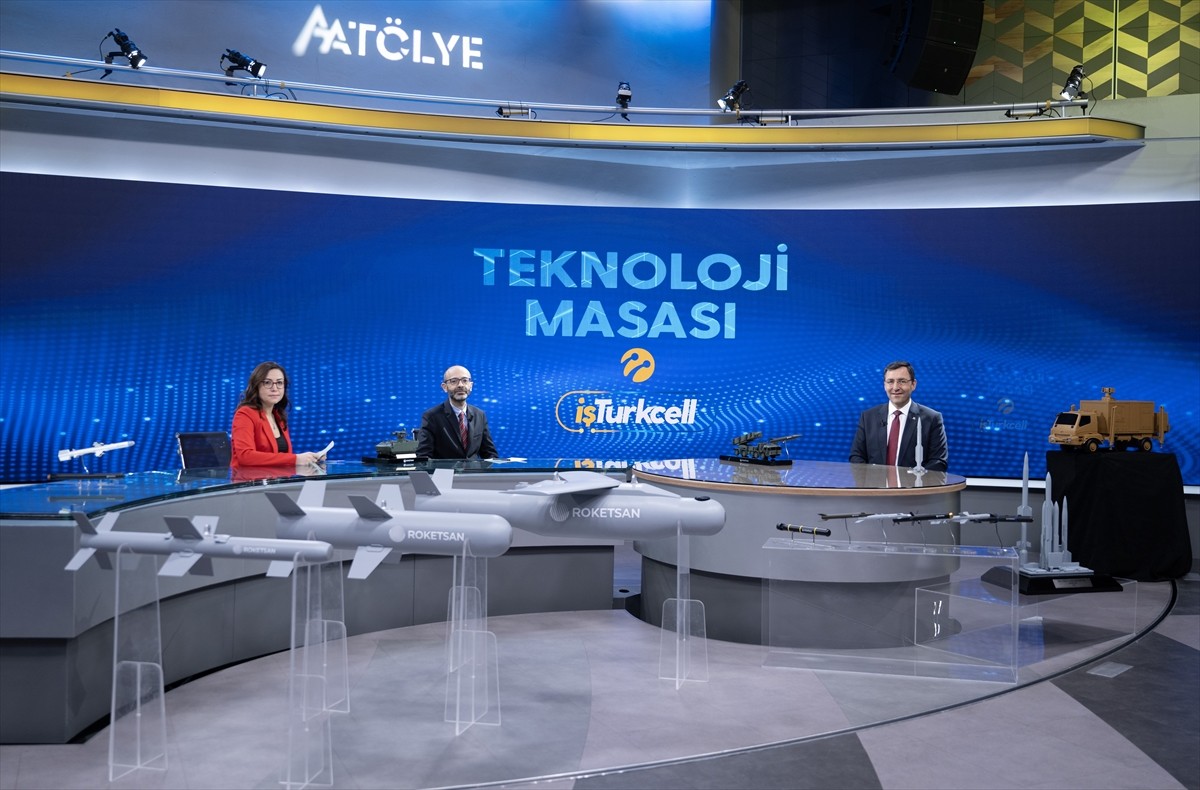 ROKETSAN Genel Müdürü Murat İkinci (sağda), Turkcell'in katkılarıyla hazırlanan Anadolu Ajansı...