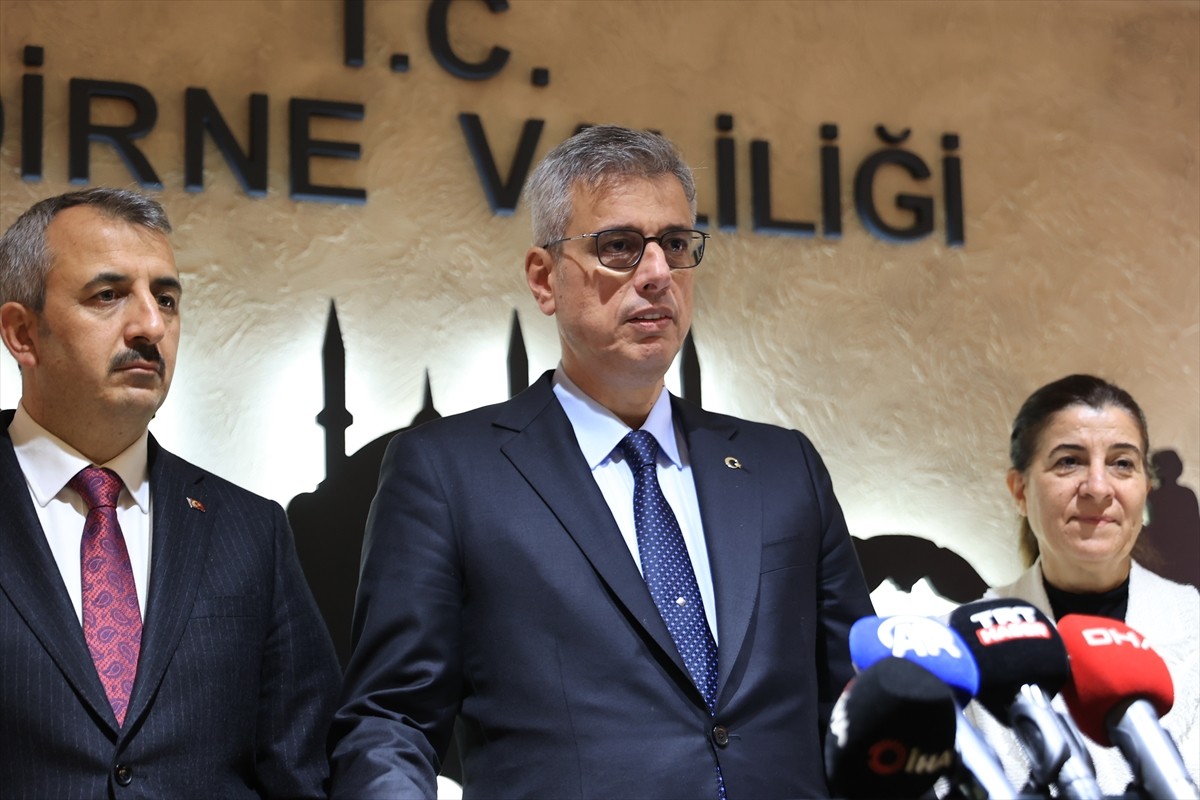 Sağlık Bakanı Kemal Memişoğlu, Edirne Valisi Yunus Sezer'i ziyaret etti. Memişoğlu, burada...