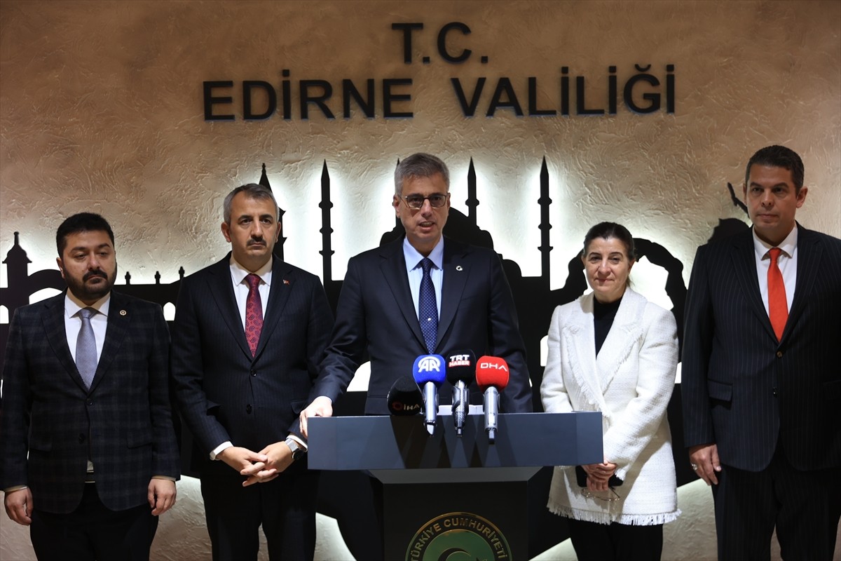 Sağlık Bakanı Kemal Memişoğlu, Edirne Valisi Yunus Sezer'i ziyaret etti. Memişoğlu, burada...