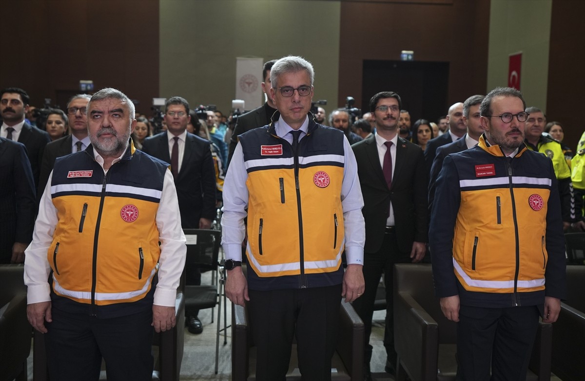 Sağlık Bakanı Kemal Memişoğlu (ortada), 1-7 Aralık Acil Sağlık Hizmetleri Haftası kapsamında...